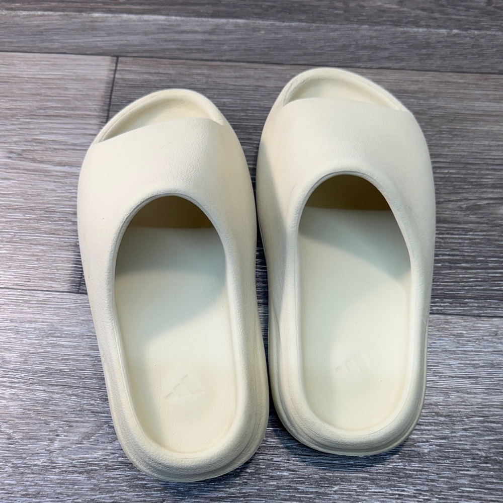 Adidas Yeezy slides Cream / woman’s size 7 (j226) - Picture 3 of 8